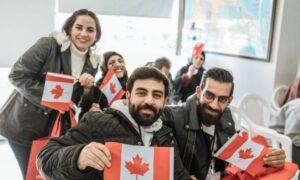 مجموعة من اللاجئين الذين تجري عملية إعادة توطينهم في كندا - 2023 (İOM)