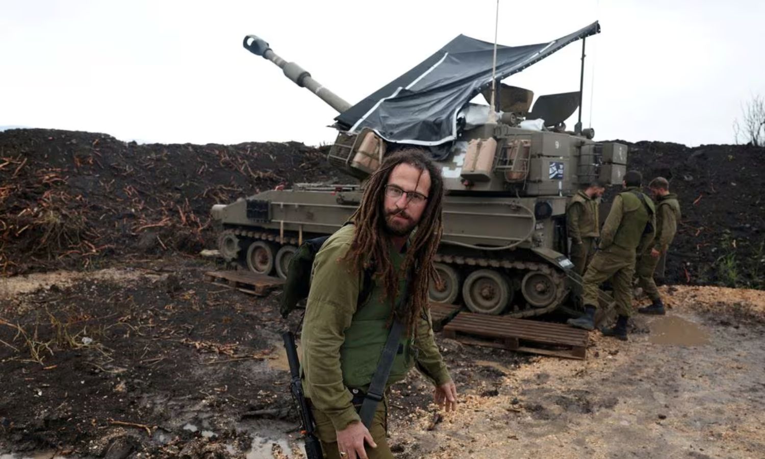 جندي إسرائيلي قرب آلية عسكرية على الحدود اللبنانية مع فلسطين المحتلة- 15 من كانون الثاني 2024 (رويترز)