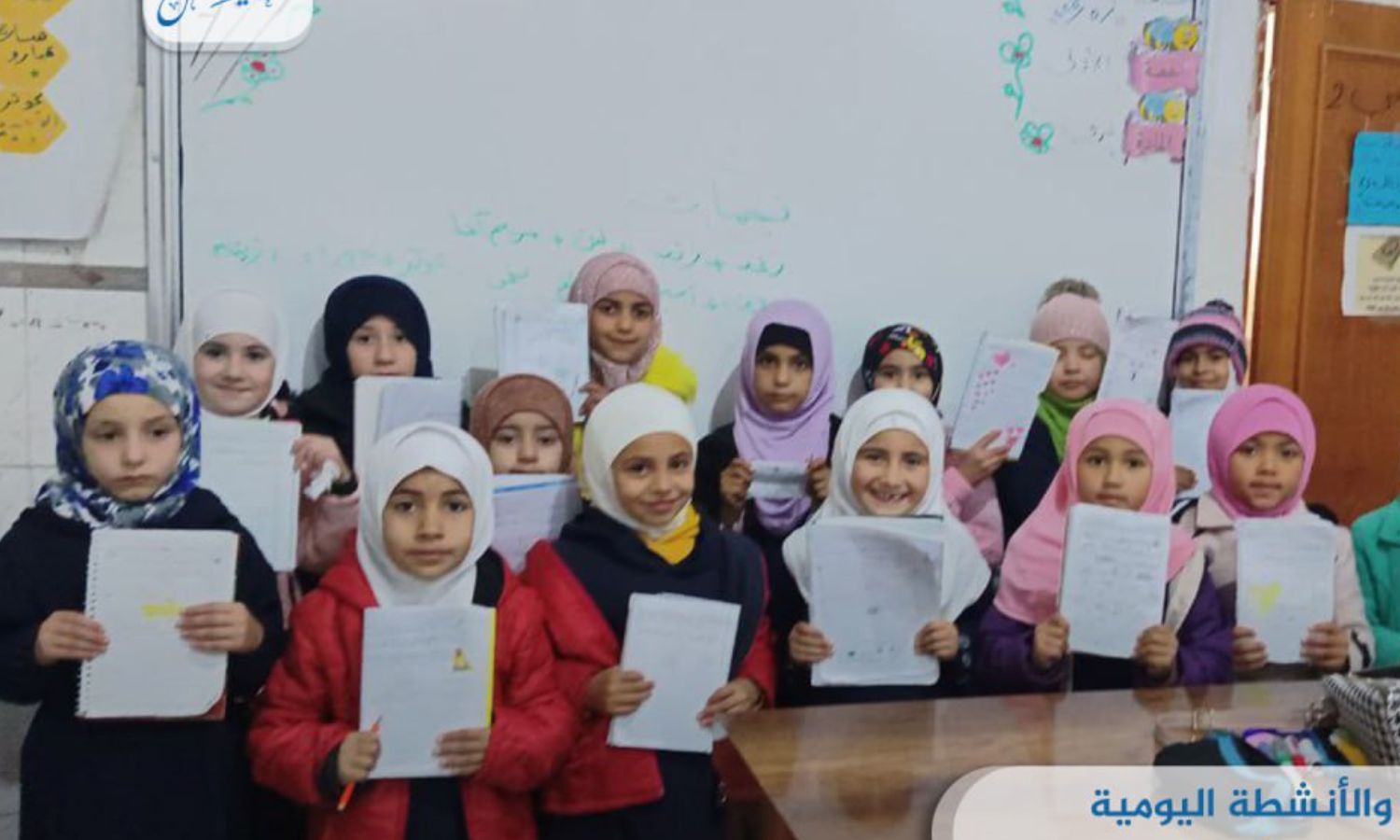 طالبات ضمن مدرسة "خولة بنت ثعلبة" التابعة لـ"دار الوحي الشريف" في مخيم الزوف بإدلب – 17 من كانون الأول 2023 (دار الوحي)