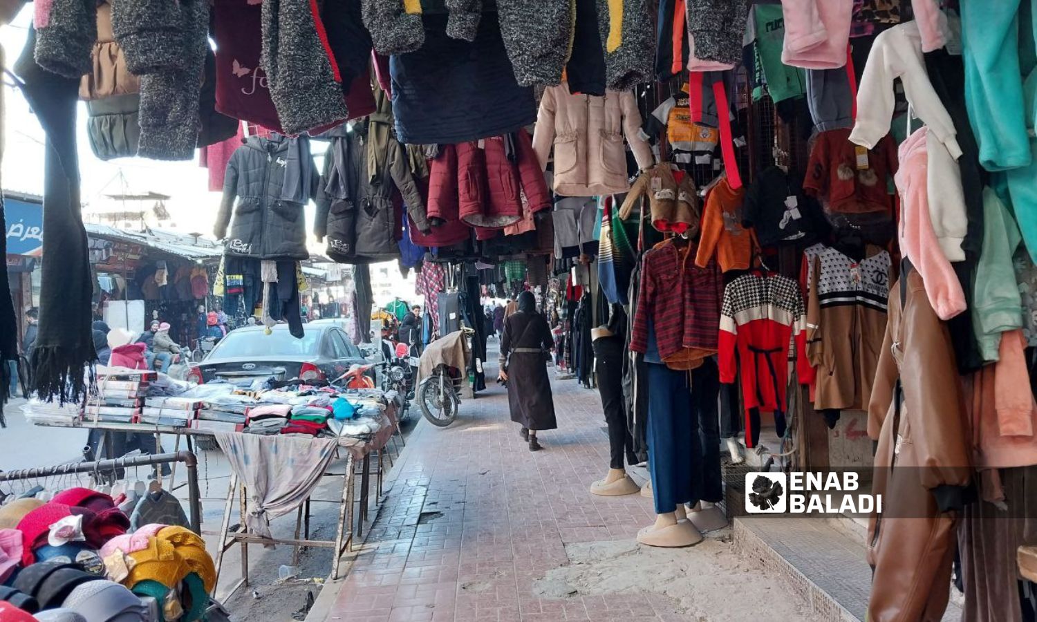 سوق لبيع الألبسة  في شارع الجلاء بمدينة دوما بريف دمشق- 22 كانون الثاني 2024 (عنب بلدي/سارة الأحمد)