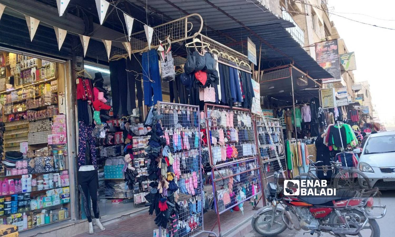 محلات لبيع الألبسة في شارع الجلاء في مدينة دوما- 22 كانون الثاني 2024 (عنب بلدي/سارة الأحمد)