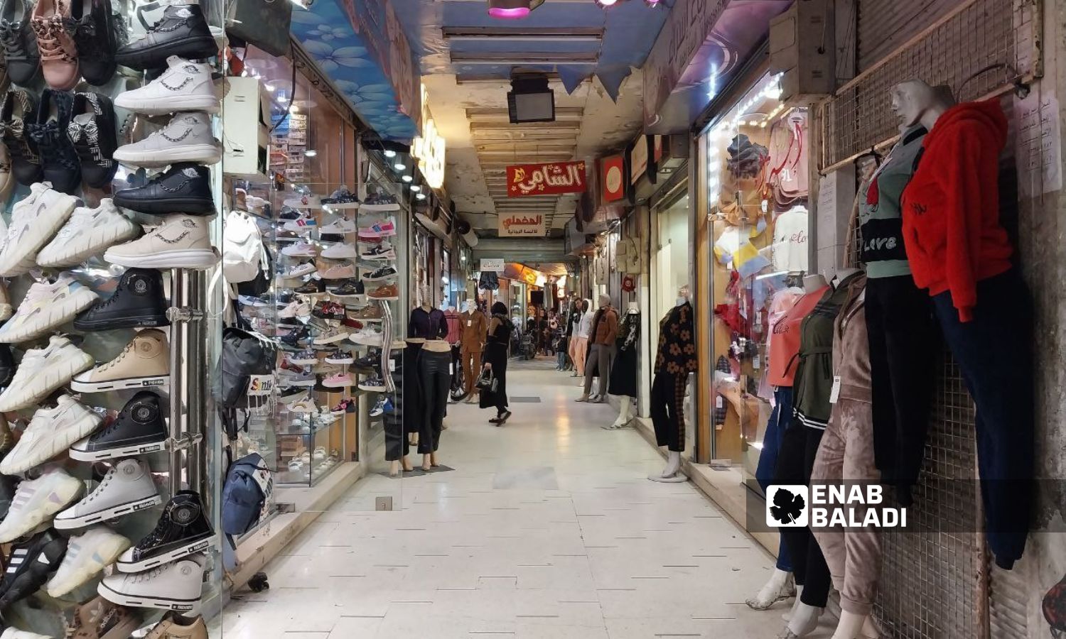 سوق لبيع الألبسة  في شارع الجلاء بمدينة دوما بريف دمشق- 22 كانون الثاني 2024 (عنب بلدي/سارة الأحمد)