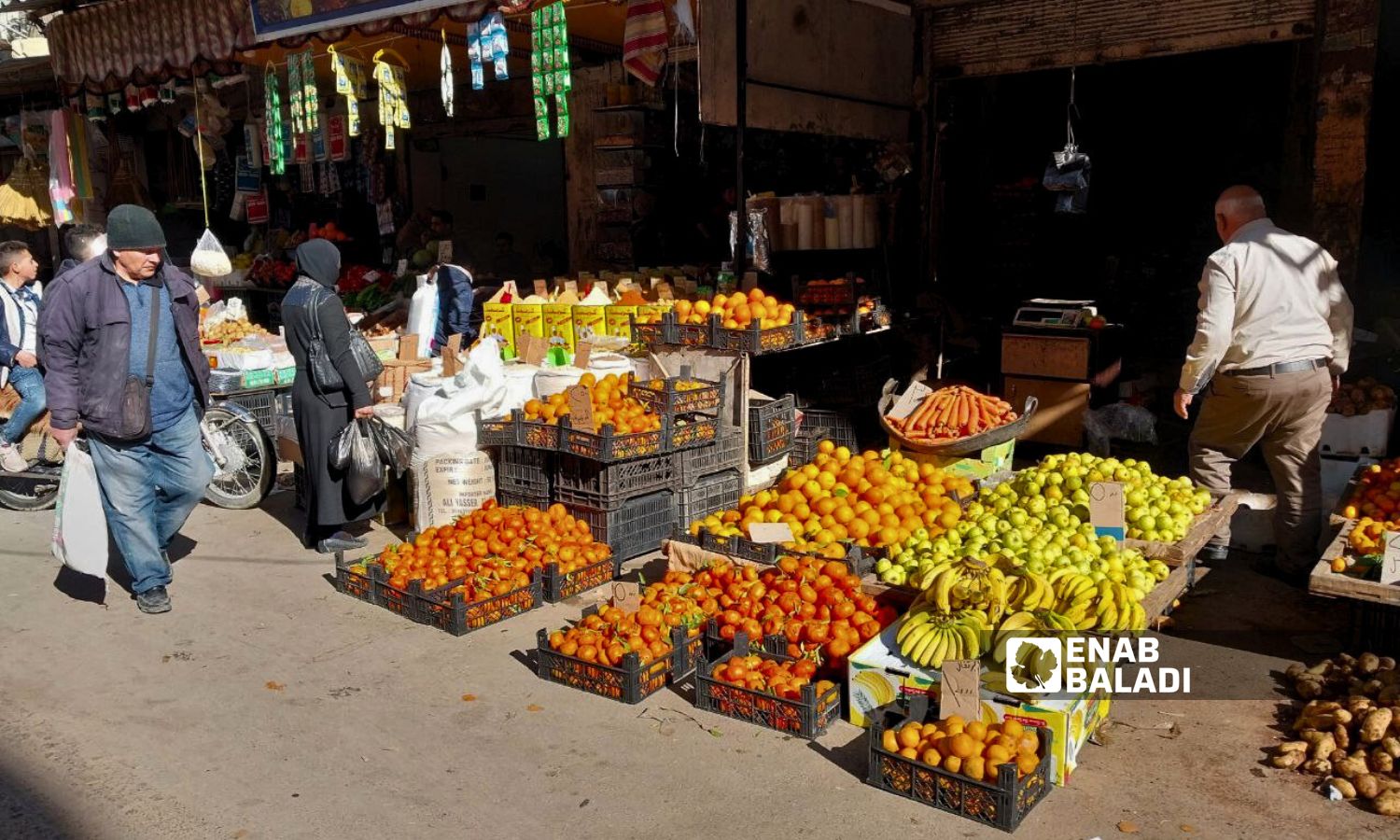 محل لبيع الخضار والفواكه في مدينة دوما- 22 كانون الثاني 2024 (عنب بلدي/سارة الأحمد)