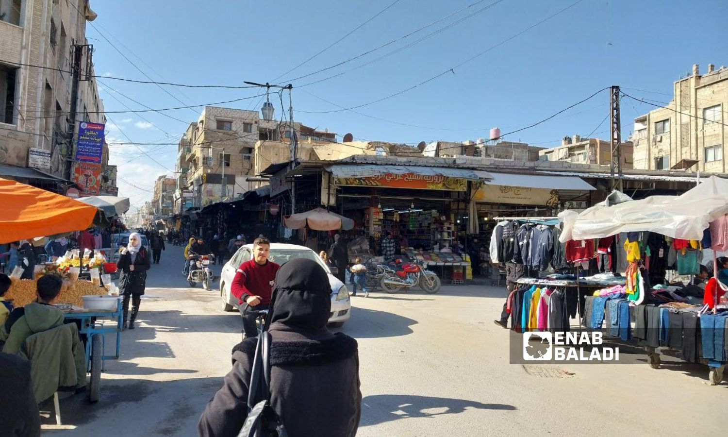 "بسطات لبيع الملابس" في شارع الجلاء أمام جام الكبير في مدينة دوما بريف دمشق- 22 كانون الثاني 2024 (عنب بلدي/سارة الأحمد)
