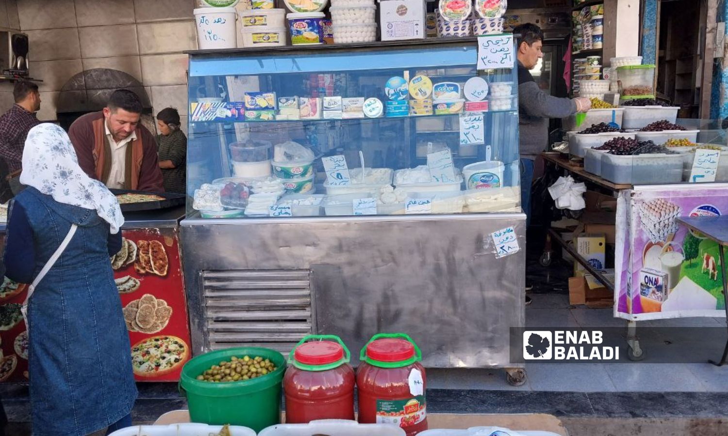 محل تجاري لبيع المواد الغذائية في شارع الجلاء بمدينة دوما- 22 كانون الثاني 2024 (عنب بلدي/سارة الأحمد)