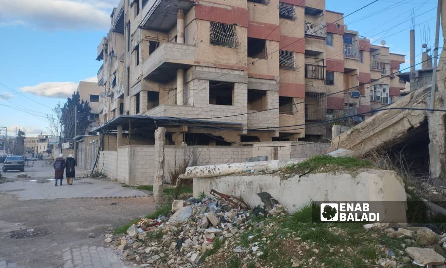 أبنية في مدينة دوما تعرضت لقصف بالطيران الحربي التابع للنظام السوري خلال سيطرة فصائل المعارضة عليها- 22 كانون الثاني 2024 (عنب بلدي/سارة الأحمد)
