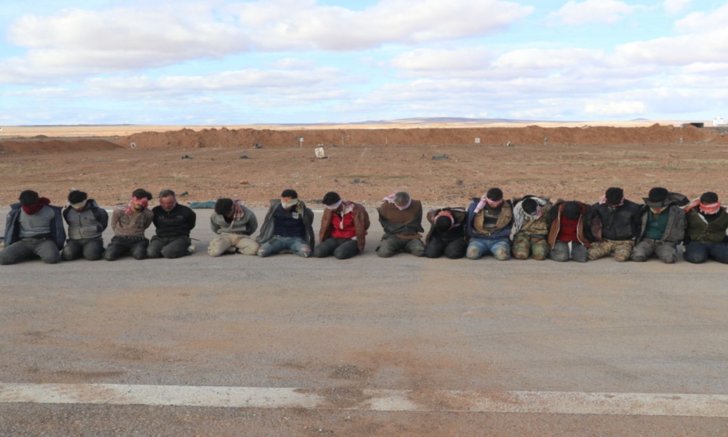 حرس الحدود الأردني يلقي القبض على 15 من مهربي المخدرات على الحدود السورية بعد اشتباكات طويلة- 6 من كانون الثاني 2024 (المملكة)
