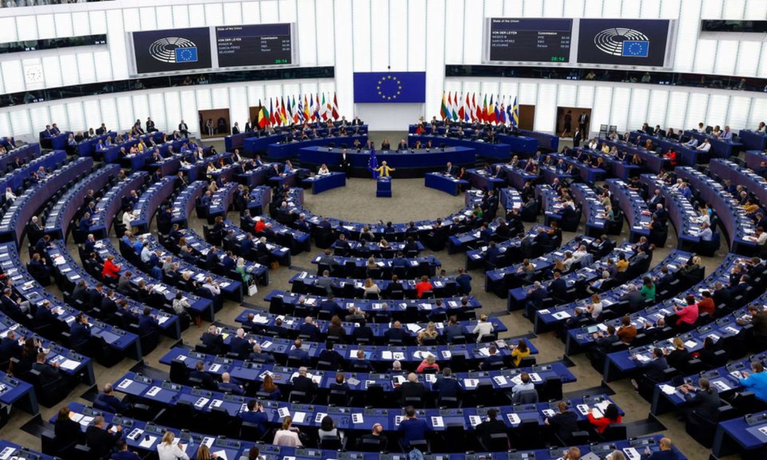 رئيسة المفوضية الأوروبية تلقي خطابًا أمام البرلمان الأوروبي في فرنسا- أيلول 2022 (رويترز)