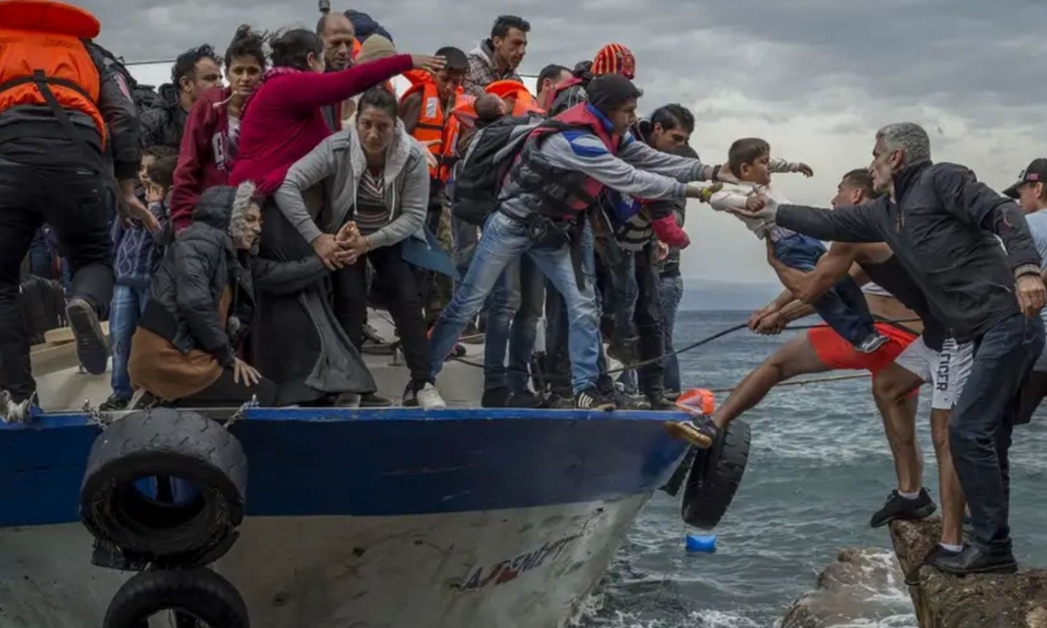 camera iconلاجئون يصلون إلى جزيرة ليسبوس اليونانية على متن قارب صيد (picture-alliance)