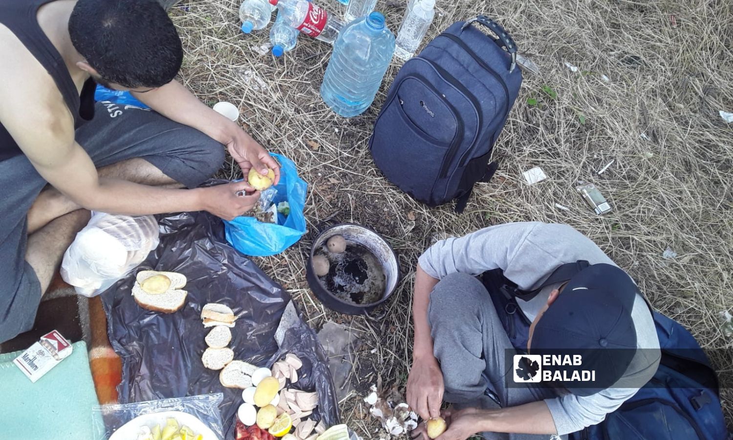 طالبو لجوء يتناولون طعامهم في الغابات اليونانية- 7 تموز 2022 (عنب بلدي)