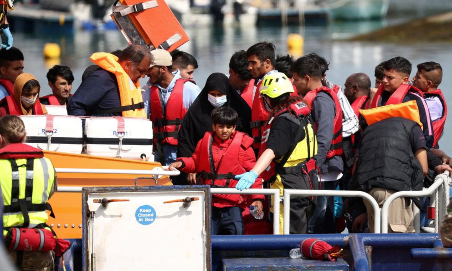 مهاجرون يصلون إلى ميناء دوفر ع بعد إنقاذهم- بريطانيا 24 من آب 2022 (رويترز)