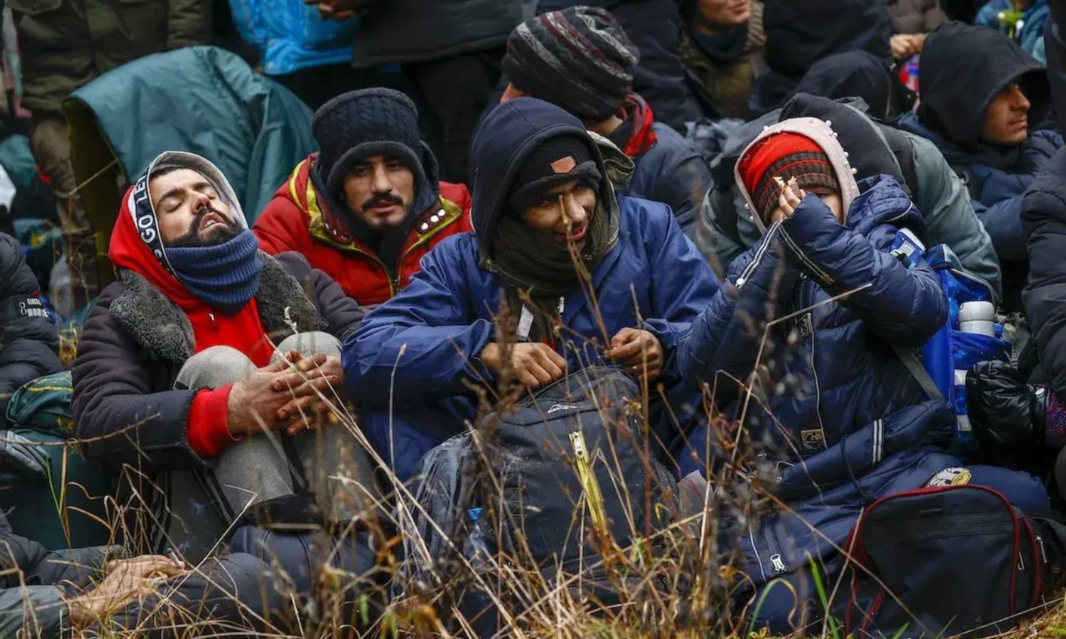 مهاجرون بانتظار عبور الحدود 2023 (وكالة الأناضول)
