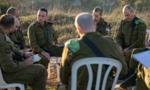 رئيس الأركان الإسرائيلي، هرتسي هليفي، يجري تقييمًا للوضع مع قائد القيادة المركزية ومسؤولين عسكريين إسرائيليين آخرين- 7 من كانون الثاني 2024 (المتحدث باسم الجيش الإسرائيلي، دانيال هاغاري/ إكس)