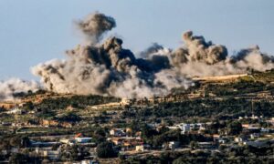 تصاعد الدخان من قرى لبنانية حدودية مع فلسطين المحتلة نتيجة قصف إسرائيلي 6 من كانون الثاني 2023 (AFP)