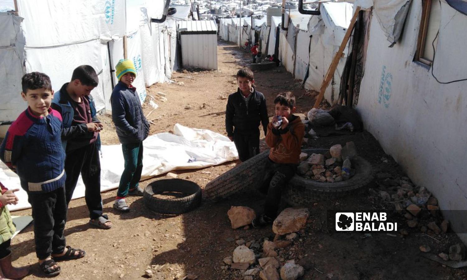 مجموعة من الأطفال يلعبون في مخيم للاجئين السوريين في مدينة عرسال اللبنانية- 27 من كانون الثاني 2024 (عنب بلدي)