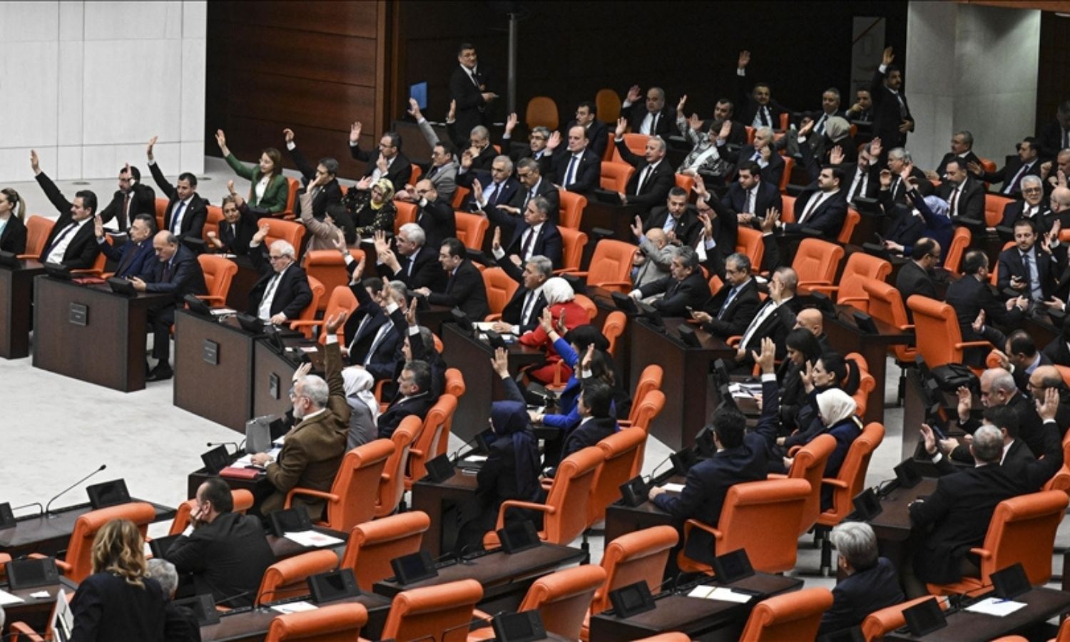 أعضاء البرلمان التركي أثناء التصويت على انضمام السويد لـ"الناتو" 23 من كانون الثاني 2024 (AA)
