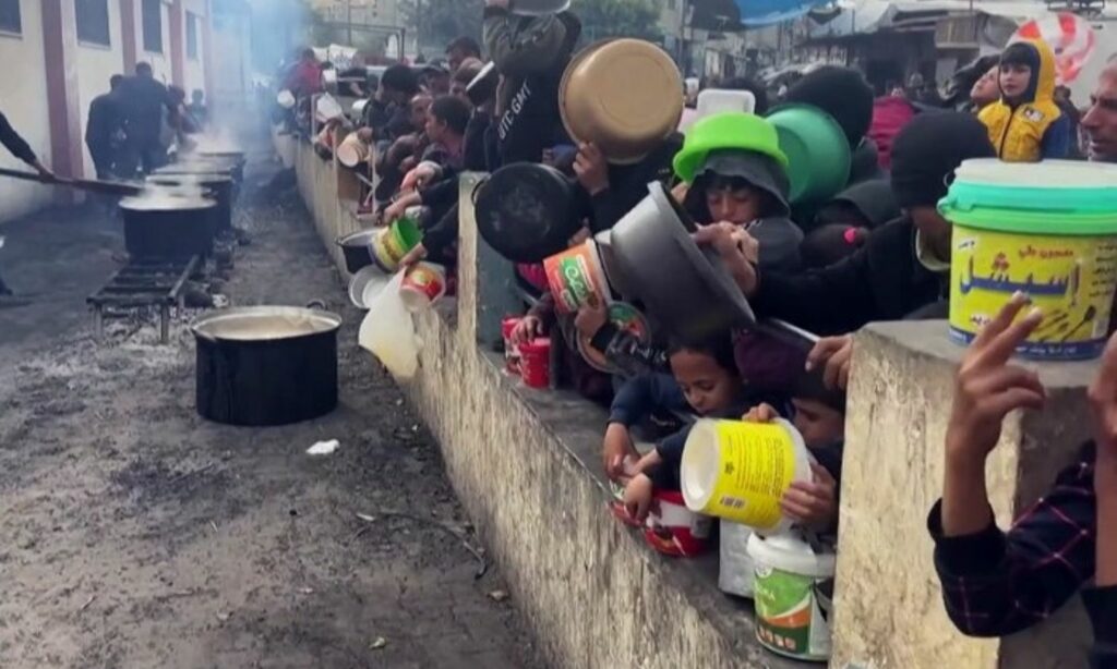 مواطنون فلسطينيون مهجرون جراء الحرب الإسرائيلية على غزة يتجمعون بأعداد كبيرة للحصول على وجبة طعام- 26 من كانون الثاني 2024 (غزة الآن)