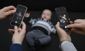 تشير الدراسات إلى أن الأطفال سيكون لديهم أكثر من 1000 صورة على وسائل التواصل الاجتماعي قبل أن يبلغوا خمس سنوات (تعبيرية)- (جيتي)
