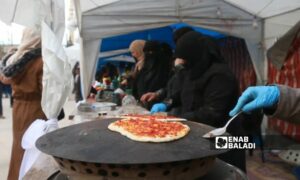 سيدات تحضرن الخبز للبيع في مدينة اعزاز بريف حلب الشمالي – كانون الأول 2023 (عنب بلدي)
