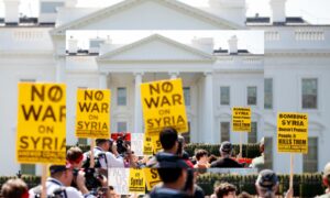 احتجاجات ضد الحرب على سوريا أمام البيت الأبيض في واشنطن- 2018 (AP)