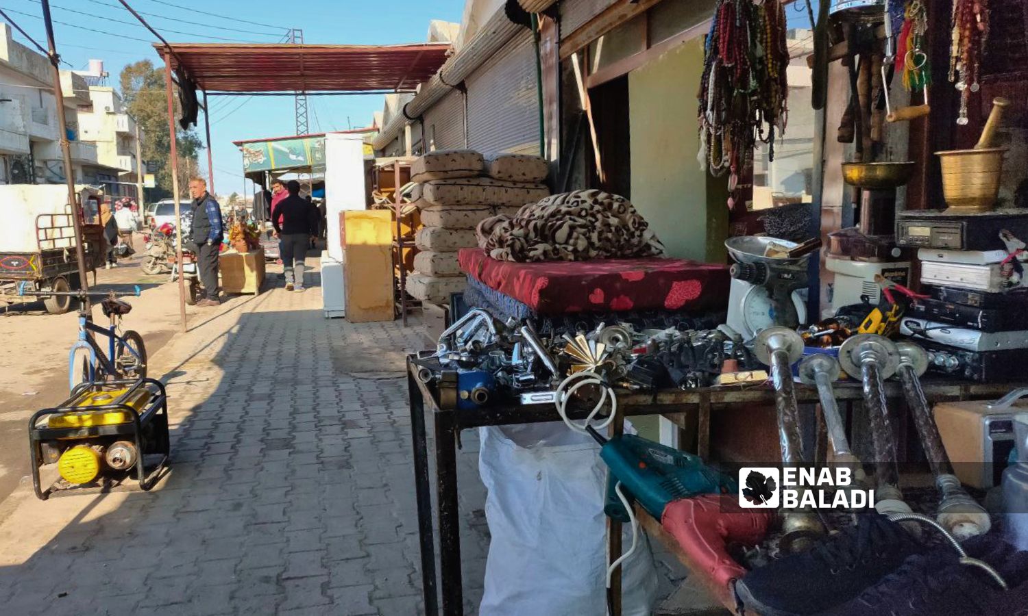 سكان القامشلي يقصدون سوق "الحرامية" للبحث عن احتياجاتهم المتنوعة بأسعار رخيصة- 25 كانون الثاني 2024 (عنب بلدي/ مجد السالم)