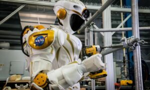 روبوت فالكيري بتمرين لإثبات مهارة الروبوت الآلي وكيف يمكنه المساعدة في المهام - 13 من تشرين الأول 2023 (ناسا)