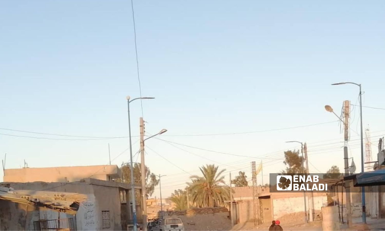 مقر عسكري لقسد في مدينة البصيرة شرقي دير الزور - 28 من كانون الأول 2023 (عنب بلدي)