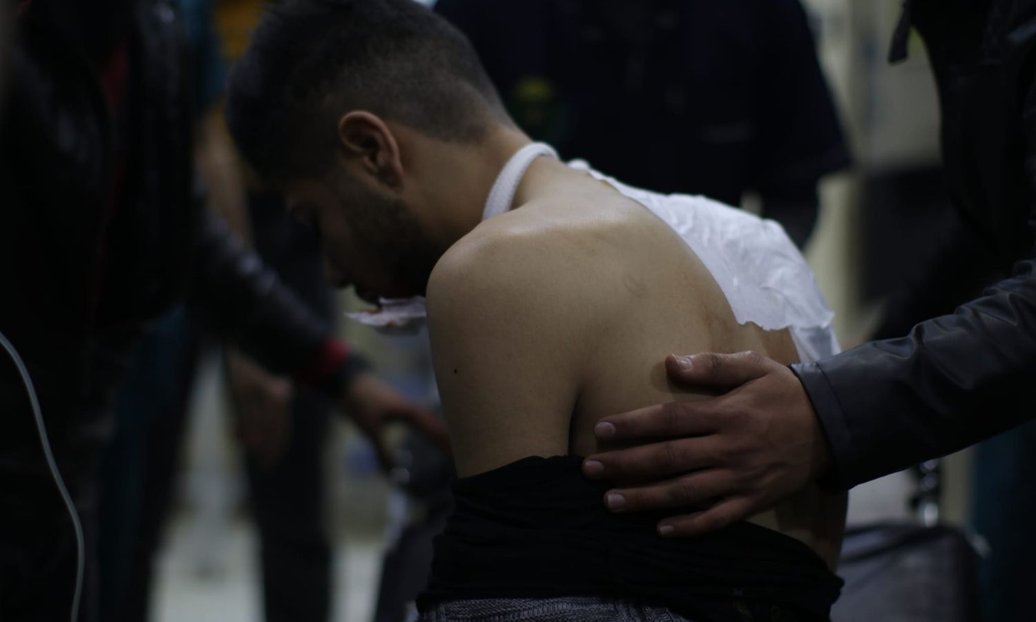 أحد ضحايا قصف النظام على مدينة إدلب في 30 من كانون الأول 2023 (الدفاع المدني السوري/ فيس بوك)