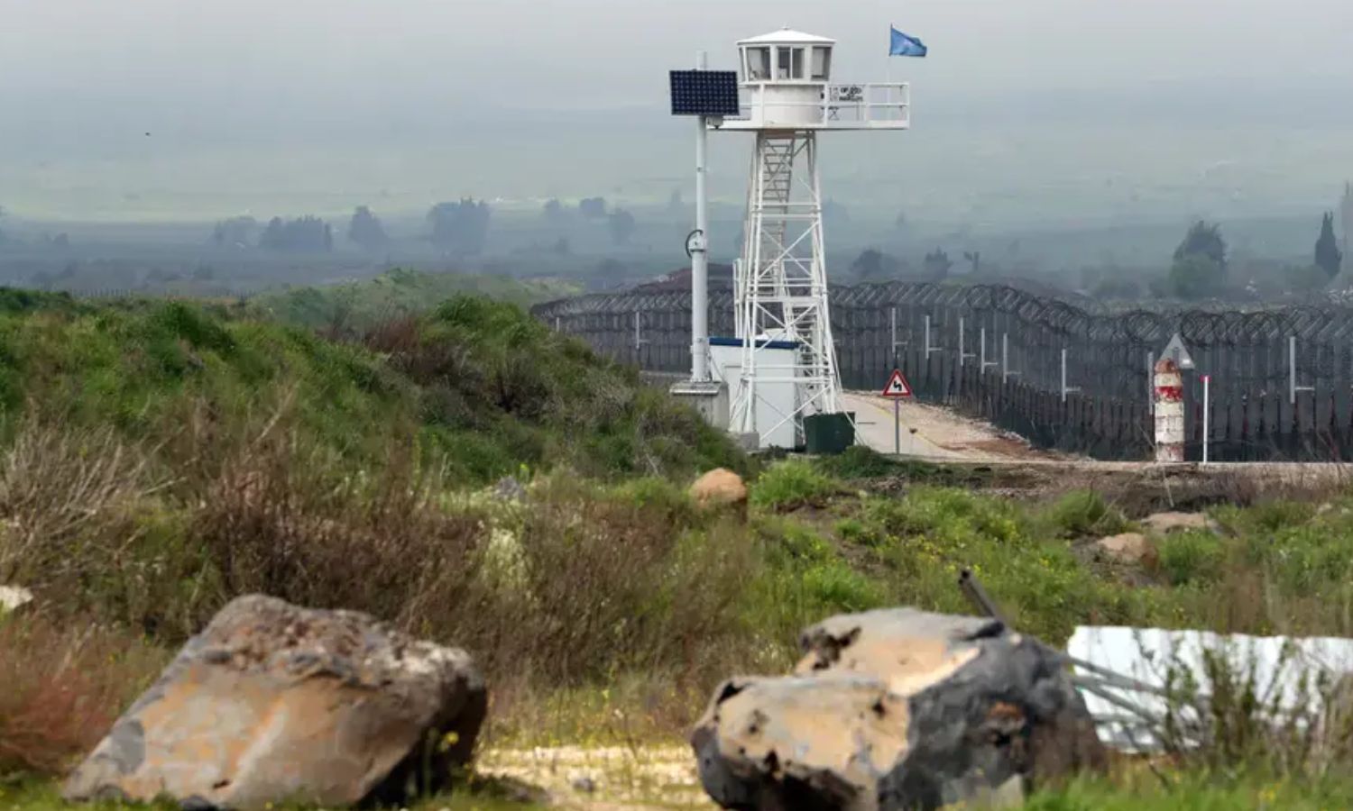برج مراقبة تابع لقوات حفظ السلام التابعة للأمم المتحدة بجوار معبر القنيطرة الحدودي بالقرب من خط وقف إطلاق النار بين إسرائيل وسوريا في مرتفعات الجولان السوري المحتل- 25 آذار 2019 (رويترز)