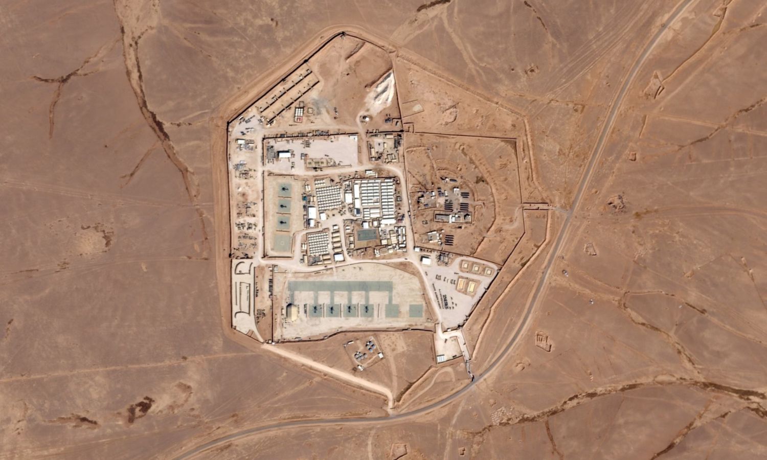 قاعدة عسكرية باسم "البرج 22" شمال شرقي الأردن، حيث قتل ثلاثة جنود أمريكيين، ملتقطة بالأقمار الصناعية- 31 من كانون الثاني 2024 (Planet Labs PBC/ AP)