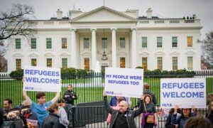 لافتات ترحب باللاجئين أمام البيت الأبيض- 1 من تموز 2017 (Ted Eytean/ Flickr)