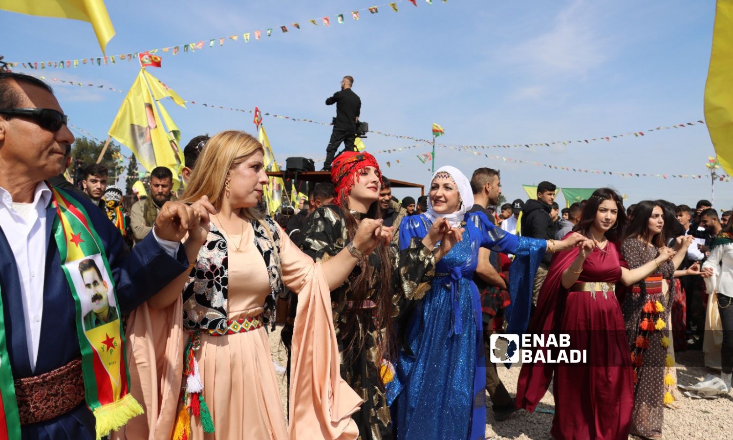 سيدات بالزي الكردي يشاركن في احتفالات عيد "نوروز" في مدينة القامشلي، شمال شرقي سوريا- 21 من آذار 2023 (عنب بلدي)
