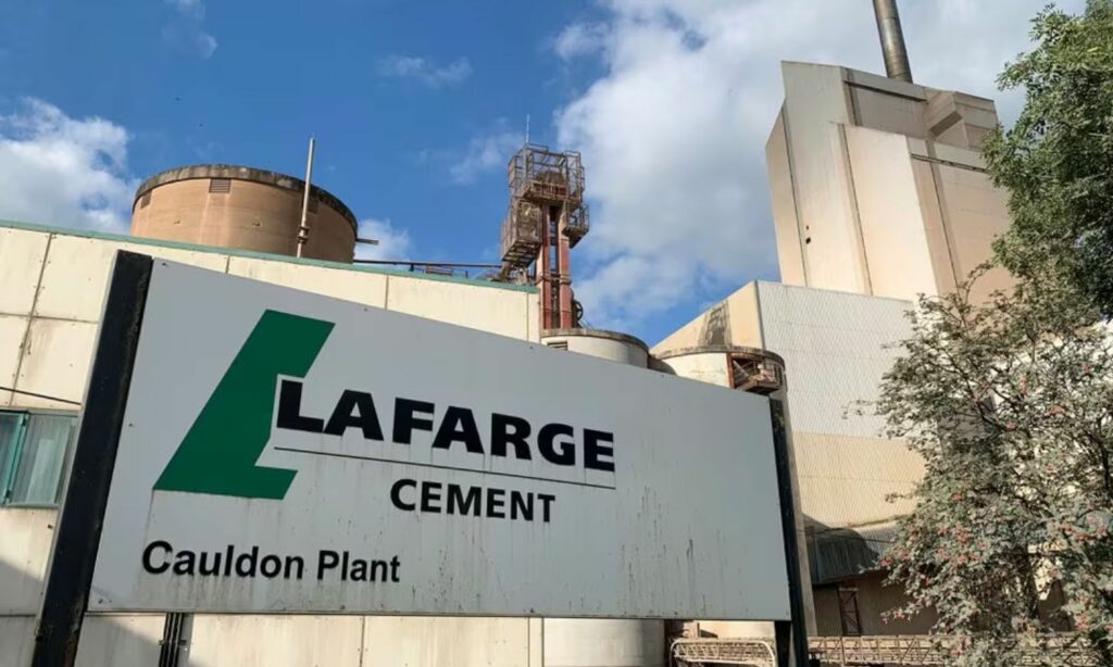 منظر خارجي لمصنع أسمنت لافارج المملوك لشركة لافارج هولسيم في بريطانيا- 17 أيلول 2021 (رويترز)