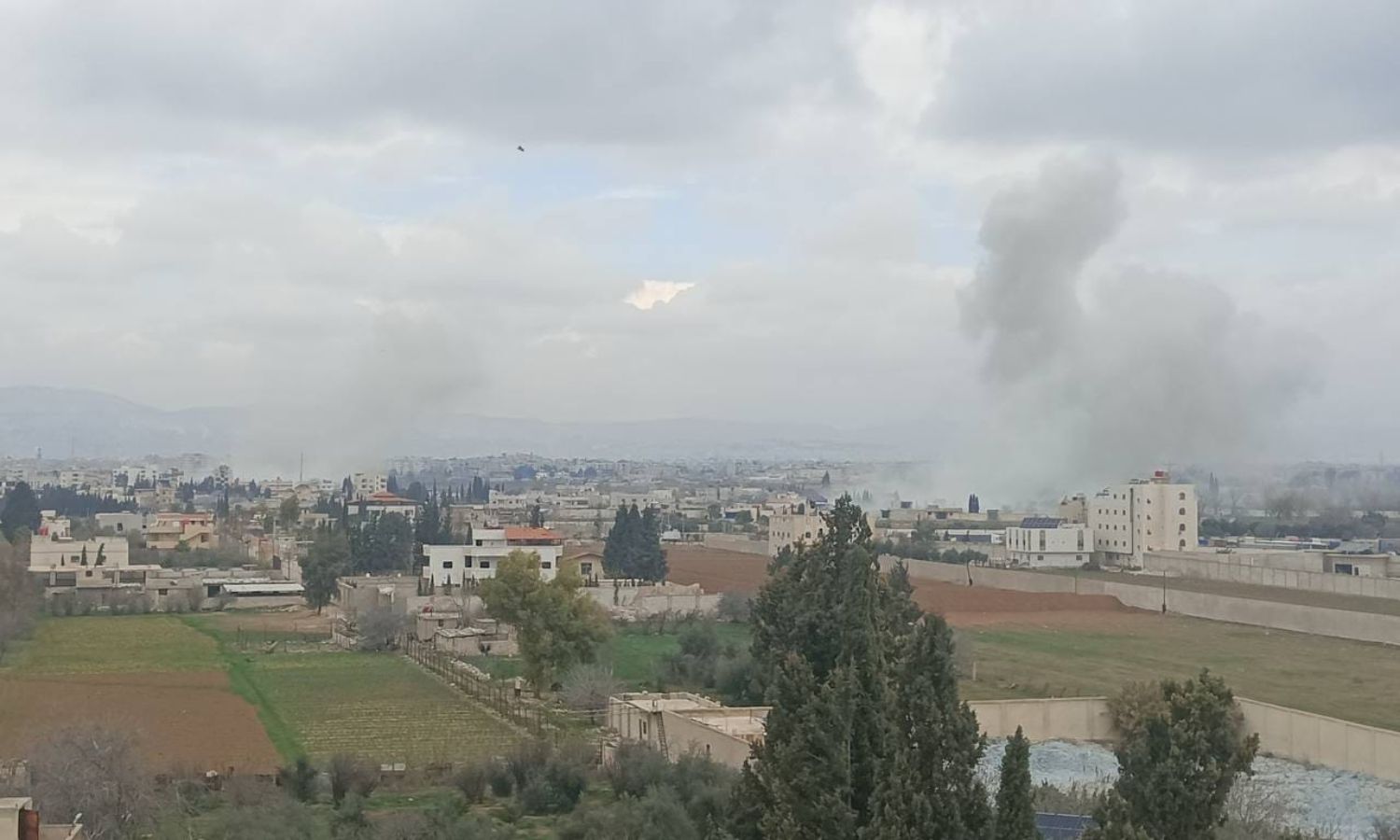 تصاعد الدخان بعد قصف يرجح أنه إسرائيلي استهدف منطقة السيدة زينب بالقرب من العاصمة السورية دمشق- 29 من كانون الثاني 2024 (Leen Sbeni/ فيس بوك)