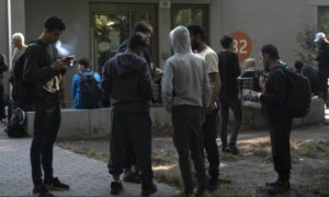 عشرات الأشخاص ينتظرون أمام مركز التسجيل المركزي لطالبي اللجوء في برلين_25 من أيلول 2023 (AP)
