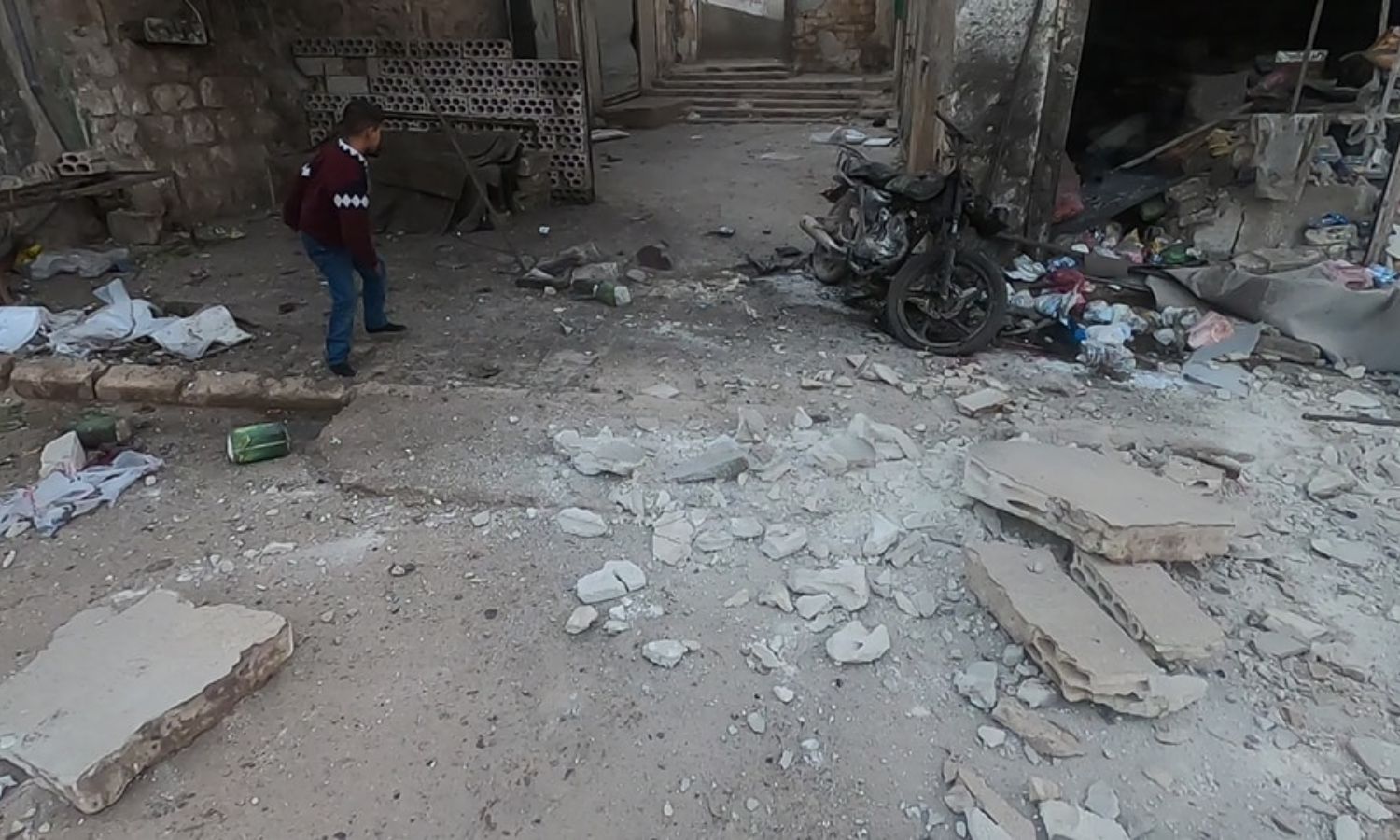 آثار قصف قوات النظام لمدينة سرمين في ريف إدلب الشرقي- 7 كانون الثاني 2024 (الدفاع المدني السوري)