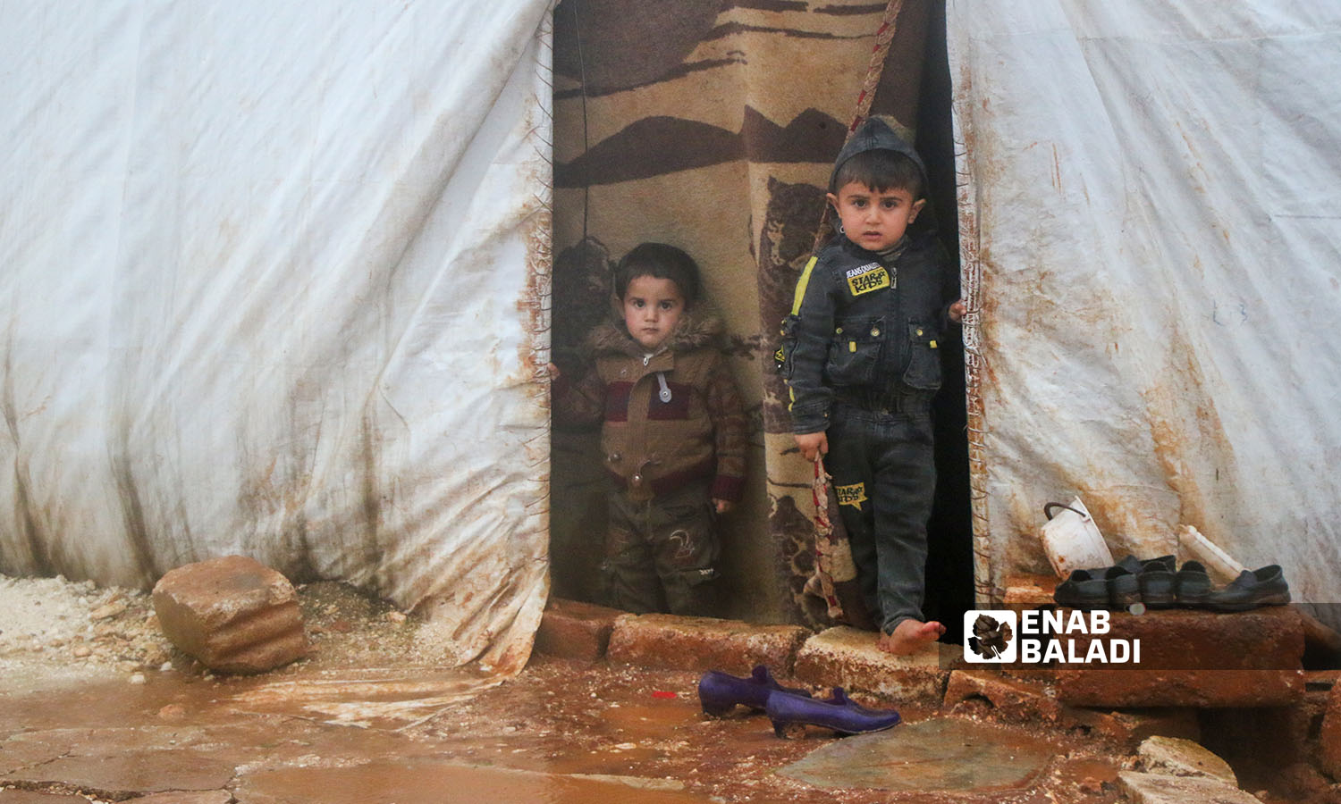 أطفال تراقب العاصفة في مخيم كفر عروق شمال غربي سوريا - 15 كانون الثاني 2024 (عنب بلدي/ إياد عبد الجواد)