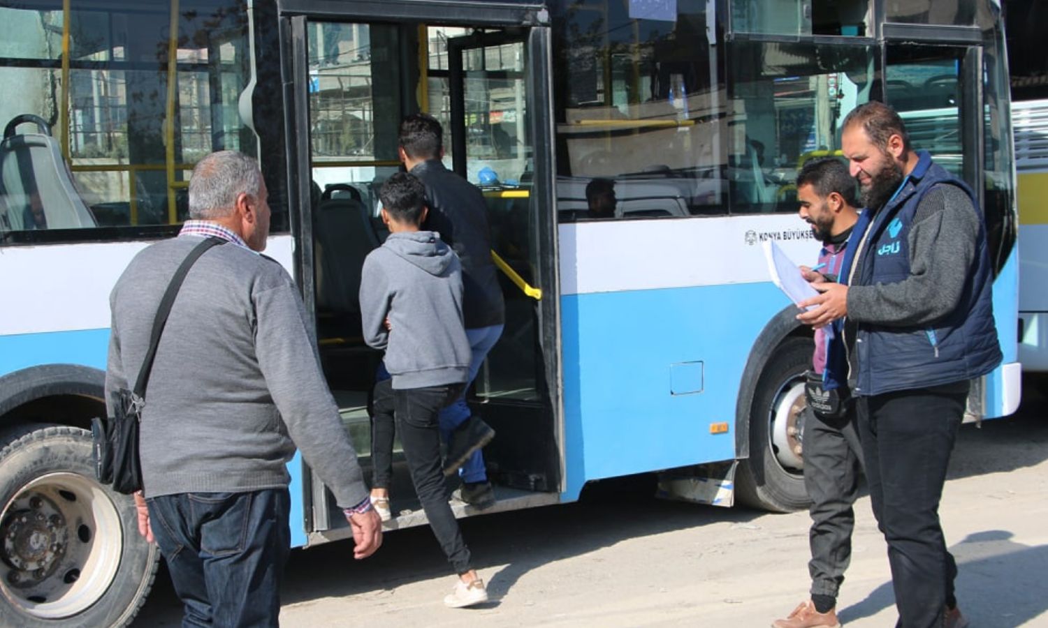 أشخاص قرب حافلات في "الكراج المركزي" بمدينة إدلب شمال غربي سوريا- 21 من تشرين الثاني 2022 (المؤسسة العامة للنقل)