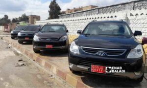 سيارات أوروبية بأحد معارض مدينة الرقة شمال شرقي سوريا- 25 من شباط 2022 (عنب بلدي)