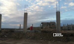 قاعدة أسمنتية لأحد الأبراج التي تعمل قسد على بنائها بالقرب من بلدة الصبحة شرقي دير الزور- 18 من كانون الثاني 2024 (عنب بلدي)