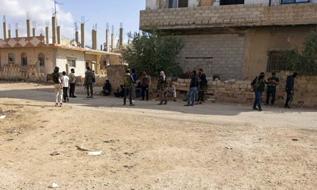 مقاتلون محليون خلال محاولة اقتحام حي طريق السد في درعا البلد- 31 من تشرين الأول 2022 (درعا 24)