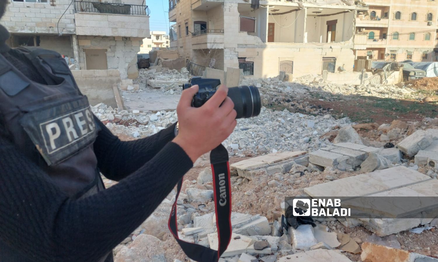 مراسل عنب بلدي في ريف حلب يصور آثار الدمار إثر زلزال ضرب جنوبي تركيا وأربع محافظات سورية - 4 من آذار 2023 (عنب بلدي)