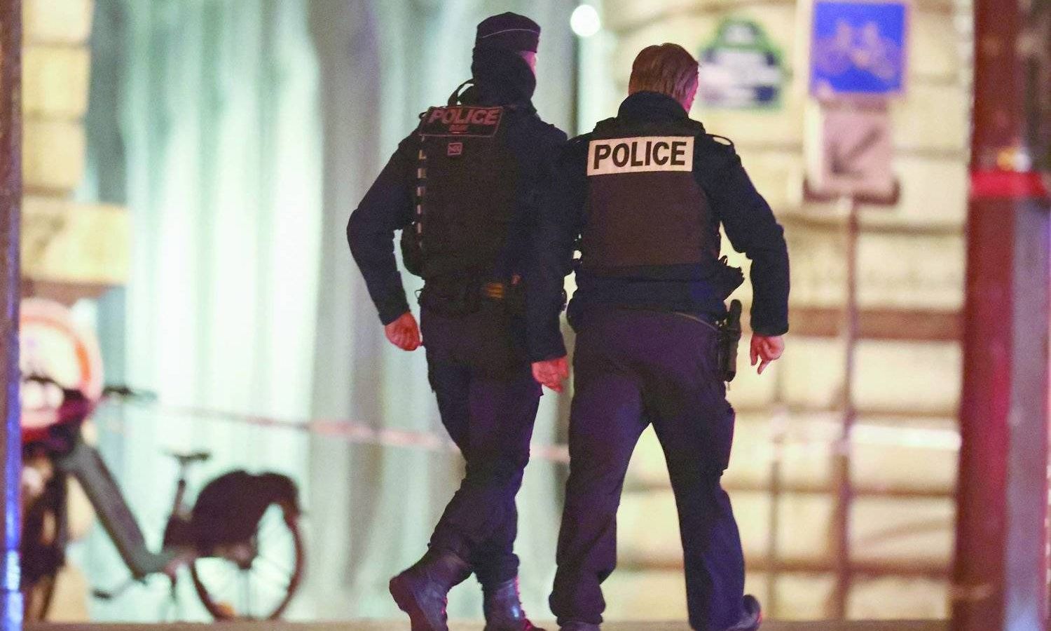 الشرطة الفرنسية ضمن حملات التأمين الأمني بباريس -(رويترز)