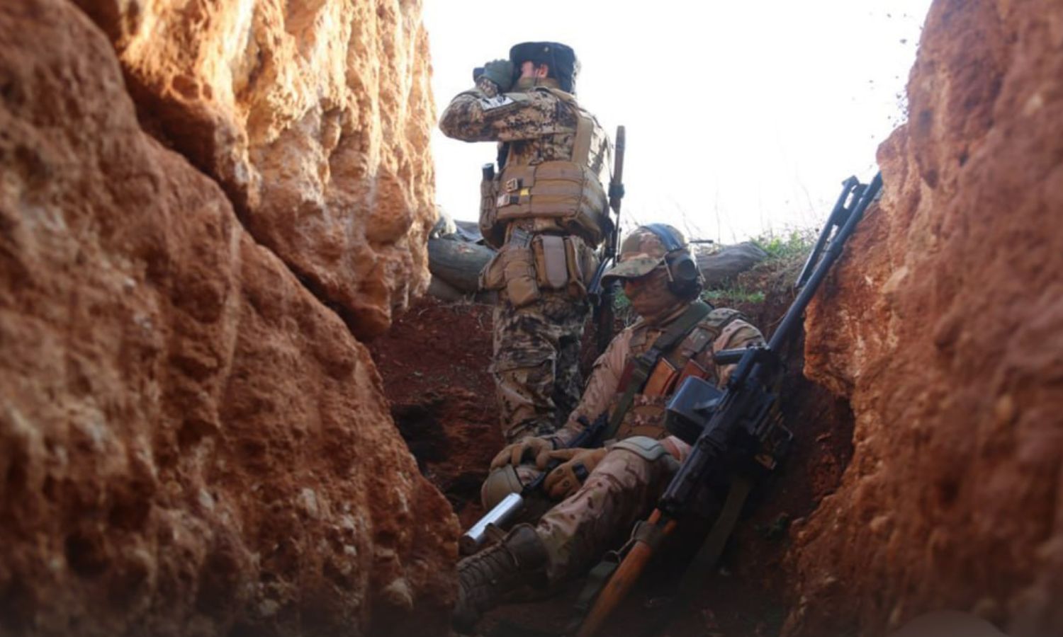 مقاتلان في "لواء طلحة بن عبيدالله" التابع لـ"هيئة تحرير الشام" قرب خطوط التماس بريف حلب الغربي – كانون الأول 2023 (أمجاد)