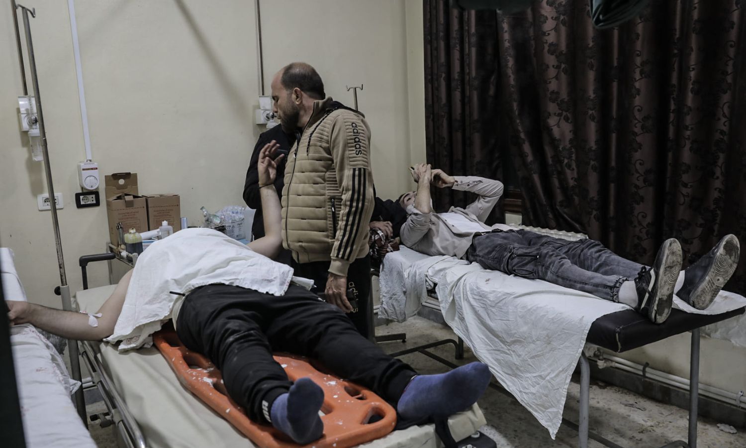 مصابون إثر قصف لقوات النظام السوري للسوق الرئيسي في مدينة إدلب _ 30 من كانون الأول 2023 (الدفاع المدني السوري)