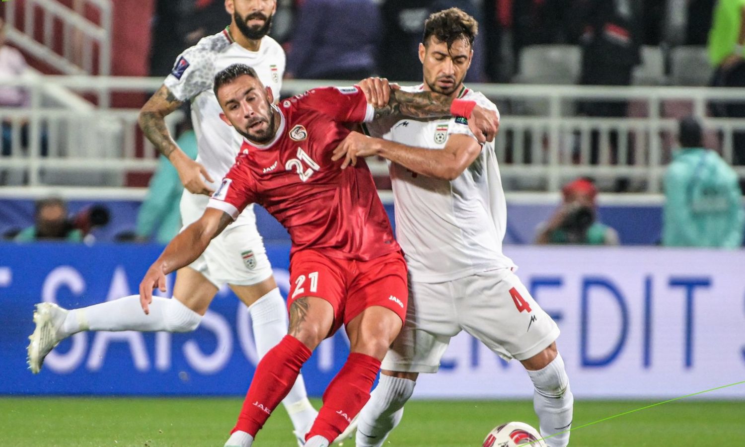 لاعبو منتخب سوريا وإيران خلال مباراة في دور الـ16 من أمم آسيا – 31 من كانون الثاني 2024 (Asian cup)