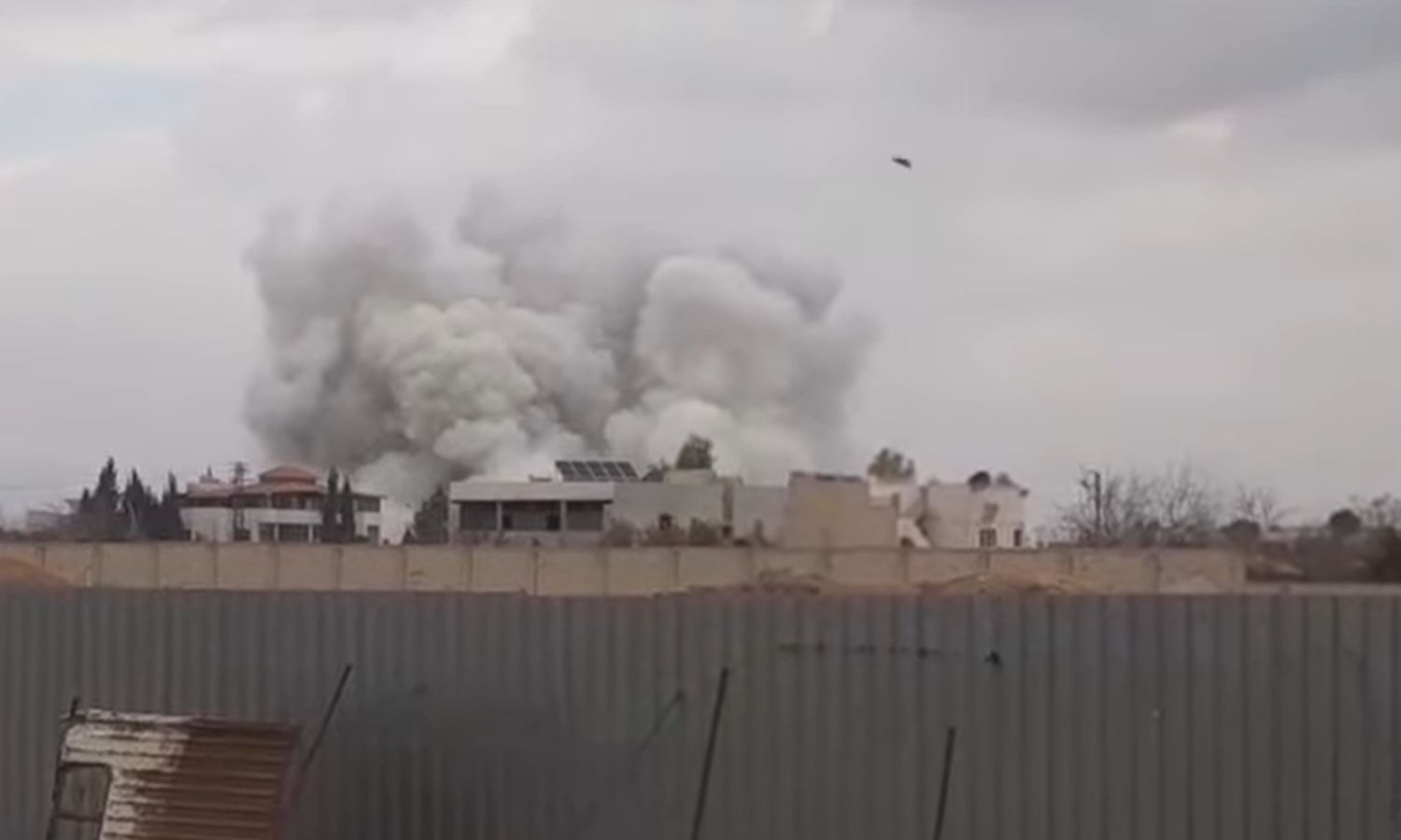 تصاعد الدخان بعد قصف يرجح أنه إسرائيلي استهدف منطقة السيدة زينب بالقرب من العاصمة السورية دمشق- 29 من كانون الثاني 2024 (السيدة زينب news/ فيس بوك)