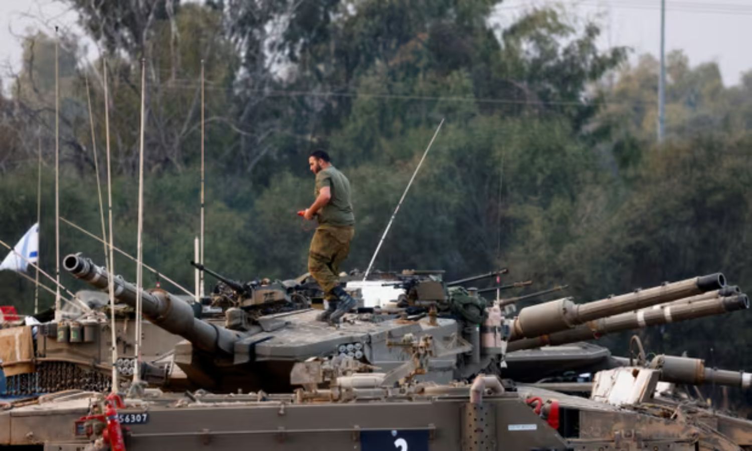 جندي فوق دبابة إسرائيلية قرب الحدود اللبنانية مع فلسطين المحتلة كانون الأول 2023 (رويترز)