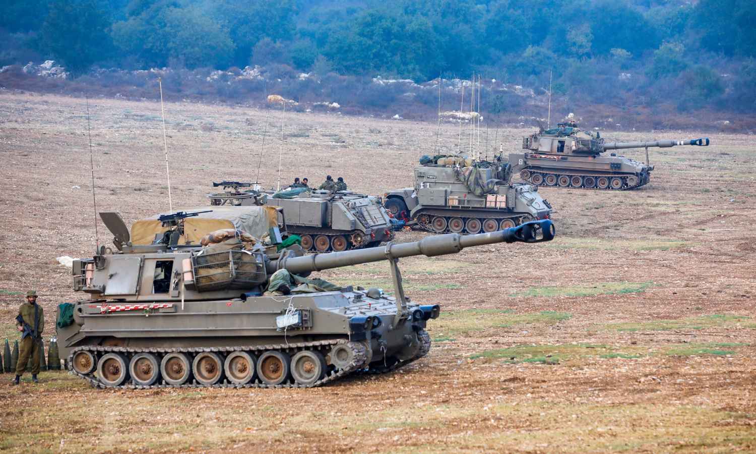 مدفعية متنقلة تتبع للجيش الإسرائيلي بالقرب من الحدود اللبنانية- 8 من تشرين الأول 2023 (AFP)