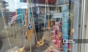 مجوهرات معروضة داخل محل في مدينة اللاذقية – 15 من كانون الثاني 2024  (عنب بلدي/ ليندا علي)
